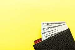 Кожаный бумажник с 100 наличными деньгами долларовых банкнот лежа на желтой предпосылке Концепция финансовых и дела r стоковая фотография Кожаный бумажник с 100 наличными деньгами долларовых банкнот лежа на желтой предпосылке Концепция финансовых и дела r стоковая фотография