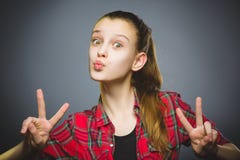 кокетливая девушка Усмехаться портрета крупного плана красивый предназначенный для подростков изолированный на сером цвете стоковое фото rf кокетливая девушка Усмехаться портрета крупного плана красивый предназначенный для подростков изолированный на сером цвете стоковое фото rf