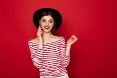 Кокетливая маленькая девочка говоря мобильным телефоном стоковые изображения Кокетливая маленькая девочка говоря мобильным телефоном стоковые изображения