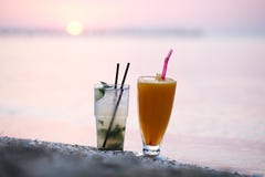 Коктеили на заходе солнца стоковые изображения Коктеили на заходе солнца стоковые изображения