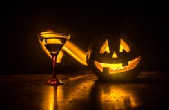 Коктеили апельсина тыквы хеллоуина питье праздничное Партия Halloween Смешная тыква с накаляя стеклом коктеиля на темноте тонизир иллюстрация вектора Коктеили апельсина тыквы хеллоуина питье праздничное Партия Halloween Смешная тыква с накаляя стеклом коктеиля на темноте тонизир иллюстрация вектора