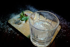 Коктеиль на деревянной стойке с куском свежей мяты и лимона стоковое фото Коктеиль на деревянной стойке с куском свежей мяты и лимона стоковое фото