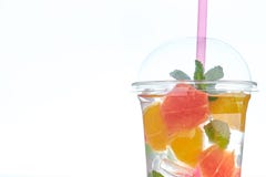 Коктейли лета освежая с цитрусом и мятой куски апельсина и грейпфрута напиток на белой предпосылке : стоковое фото rf Коктейли лета освежая с цитрусом и мятой куски апельсина и грейпфрута напиток на белой предпосылке : стоковое фото rf