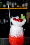 Коктейль Маргариты, темная предпосылка, взгляд со стороны, конец вверх стоковые изображения Коктейль Маргариты, темная предпосылка, взгляд со стороны, конец вверх стоковые изображения