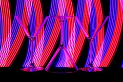Коктейль/стекла Мартини с неоновым светом позади стоковые изображения rf Коктейль/стекла Мартини с неоновым светом позади стоковые изображения rf