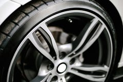 Колесо автомобиля стоковое изображение rf Колесо автомобиля стоковое изображение rf