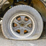 Колесо понижено из-за неактивности автошин автомобиля, возраста, отрезка или прокола работа автошины стоковые изображения rf Колесо понижено из-за неактивности автошин автомобиля, возраста, отрезка или прокола работа автошины стоковые изображения rf