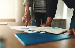 Коллега 2 дел обсуждая финансовую диаграмму стоковые изображения rf Коллега 2 дел обсуждая финансовую диаграмму стоковые изображения rf
