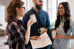 Коллеги Coworking имея переговор на рабочем месте стоковая фотография Коллеги Coworking имея переговор на рабочем месте стоковая фотография