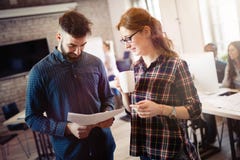 Коллеги Coworking имея переговор на рабочем месте стоковые изображения rf Коллеги Coworking имея переговор на рабочем месте стоковые изображения rf