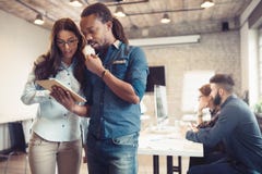 Коллеги Coworking имея переговор на рабочем месте стоковые изображения Коллеги Coworking имея переговор на рабочем месте стоковые изображения