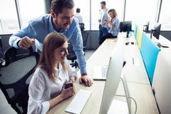 Коллеги корпоративной команды работая работая в современном офисе стоковые фото Коллеги корпоративной команды работая работая в современном офисе стоковые фото