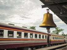 Колокол золота на железнодорожном вокзале местном в Таиланде стоковое изображение Колокол золота на железнодорожном вокзале местном в Таиланде стоковое изображение