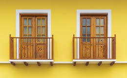 Колониальный балкон Windows стиля в Cuenca, эквадоре стоковое изображение Колониальный балкон Windows стиля в Cuenca, эквадоре стоковое изображение