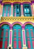 Колониальный стиль Shophouses архитектуры в Сингапуре Чайна-тауне Стоковая Фотография RF Колониальный стиль Shophouses архитектуры в Сингапуре Чайна-тауне Стоковая Фотография RF