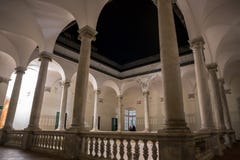 Колоннада внешнего первого этажа Palazzo Дукале к ночь в итальянском городе Генуи Genova, Италии стоковые фото Колоннада внешнего первого этажа Palazzo Дукале к ночь в итальянском городе Генуи Genova, Италии стоковые фото