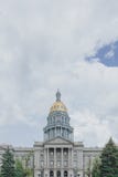 Колорадо заявляет капитолий под облаками и небом в городском Денвер, США стоковая фотография rf Колорадо заявляет капитолий под облаками и небом в городском Денвер, США стоковая фотография rf