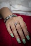 Кольцо женщины нося и украшения bangle стоковая фотография rf Кольцо женщины нося и украшения bangle стоковая фотография rf