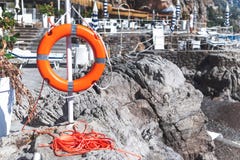 Кольцо жизни Lifebuoy на каменном пляже Италии стоковые фото Кольцо жизни Lifebuoy на каменном пляже Италии стоковые фото