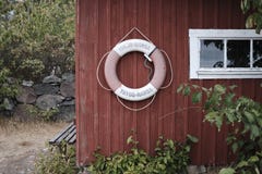 Кольцо спасателя на маленькой хижине в лесе стоковые изображения Кольцо спасателя на маленькой хижине в лесе стоковые изображения