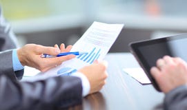 Команда дела анализируя результаты изучения рыночной конъюнктуры Команда дела анализируя результаты изучения рыночной конъюнктуры