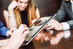Команда дела используя планшет, который нужно работать с финансовыми данными стоковые фотографии rf Команда дела используя планшет, который нужно работать с финансовыми данными стоковые фотографии rf