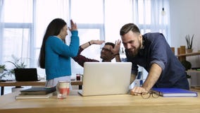 Команда дела празднуя хорошую работу в офисе видеоматериал Команда дела празднуя хорошую работу в офисе видеоматериал