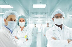 Команда на лаборатории больницы, группа в составе научных работников арабская доктора стоковое изображение Команда на лаборатории больницы, группа в составе научных работников арабская доктора стоковое изображение