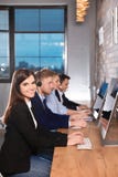Команда службы технической поддержки работая в офисе стоковые изображения rf Команда службы технической поддержки работая в офисе стоковые изображения rf