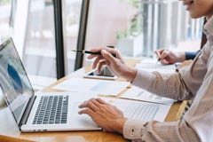 Команда сотрудников работает совместно, дело делая разговор с проектом представления партнера на встрече деятельности и анализа, стоковое изображение rf Команда сотрудников работает совместно, дело делая разговор с проектом представления партнера на встрече деятельности и анализа, стоковое изображение rf