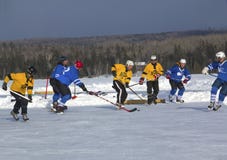 Команды ` s людей состязаются в фестивале хоккея пруда в Rangeley стоковые фото Команды ` s людей состязаются в фестивале хоккея пруда в Rangeley стоковые фото