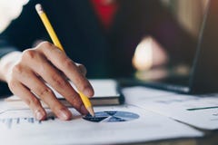 Коммерсантка анализируя данные от отчета и ноутбук на деревянном столе финансы яичка диетпитания принципиальной схемы предпосылки стоковая фотография rf Коммерсантка анализируя данные от отчета и ноутбук на деревянном столе финансы яичка диетпитания принципиальной схемы предпосылки стоковая фотография rf