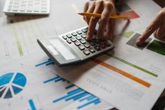 Коммерсантка вручает ручку удерживания работая с калькулятором к calc стоковая фотография Коммерсантка вручает ручку удерживания работая с калькулятором к calc стоковая фотография