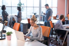 Коммерсантка используя компьтер-книжку в startup офисе стоковое фото Коммерсантка используя компьтер-книжку в startup офисе стоковое фото