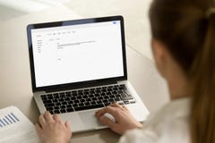 Коммерсантка печатая корпоративную электронную почту используя компьтер-книжку на des офиса Стоковые Изображения RF Коммерсантка печатая корпоративную электронную почту используя компьтер-книжку на des офиса Стоковые Изображения RF
