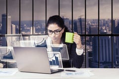 Коммерсантка работая в офисе стоковые изображения Коммерсантка работая в офисе стоковые изображения