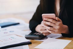 Коммерсантка работая с мобильным телефоном над контрактом и калькулятором Концепция дела и партнерства стоковые фотографии rf Коммерсантка работая с мобильным телефоном над контрактом и калькулятором Концепция дела и партнерства стоковые фотографии rf
