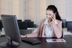 Коммерсантка работая с цифровыми приборами стоковые изображения rf Коммерсантка работая с цифровыми приборами стоковые изображения rf