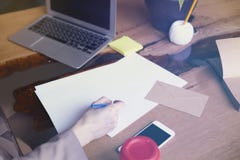 Коммерсантка с листом документов бумажным в офисе просторной квартиры современном, работая на портативном компьютере Деятельность стоковое изображение rf Коммерсантка с листом документов бумажным в офисе просторной квартиры современном, работая на портативном компьютере Деятельность стоковое изображение rf