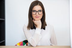 Коммерсантка сидя на ее рабочем месте Стоковое Фото Коммерсантка сидя на ее рабочем месте Стоковое Фото