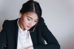 Коммерсантка сидя на таблице и вызывая на телефоне в рабочей Среде стоковое изображение Коммерсантка сидя на таблице и вызывая на телефоне в рабочей Среде стоковое изображение