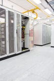 Комната сетевого сервера с компьютерами для цифровых связей и интернета ip ТВ стоковые изображения Комната сетевого сервера с компьютерами для цифровых связей и интернета ip ТВ стоковые изображения
