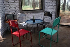 Комната со старыми стулом и телевидением утюга стоковое фото rf Комната со старыми стулом и телевидением утюга стоковое фото rf