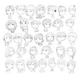 Комплект handdrawn голов девушек различный стиль причёсок 33, усмехаясь смотрит на, с аксессуарами, шляпы, уши кота, наушники чер иллюстрация штока Комплект handdrawn голов девушек различный стиль причёсок 33, усмехаясь смотрит на, с аксессуарами, шляпы, уши кота, наушники чер иллюстрация штока