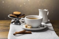 Комплект чашек чая с кувшином поддонника и молока стоковые изображения Комплект чашек чая с кувшином поддонника и молока стоковые изображения