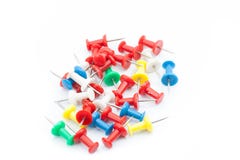 Комплект штырей нажима в других цветах thumbtacks На изолированной предпосылке стоковые фотографии rf Комплект штырей нажима в других цветах thumbtacks На изолированной предпосылке стоковые фотографии rf