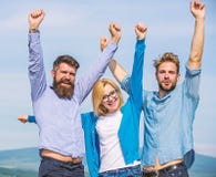 Компания достигла верхнюю часть Компания 3 счастливых коллег или партнеров празднуя успех, предпосылку неба шарики габаритные 3 стоковое изображение Компания достигла верхнюю часть Компания 3 счастливых коллег или партнеров празднуя успех, предпосылку неба шарики габаритные 3 стоковое изображение