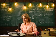 Компиляция резюма для будущего собеседования для приема на работу сочинительство резюма женщиной в стеклах Стоковое Изображение Компиляция резюма для будущего собеседования для приема на работу сочинительство резюма женщиной в стеклах Стоковое Изображение
