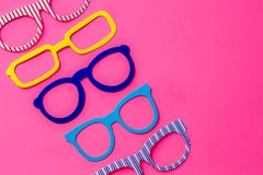 Комплект красочных eyeglasses будочки фото на розовой предпосылке с c стоковые фотографии rf Комплект красочных eyeglasses будочки фото на розовой предпосылке с c стоковые фотографии rf