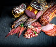 Комплект разных видов сырцового копченого мяса стоковое фото Комплект разных видов сырцового копченого мяса стоковое фото